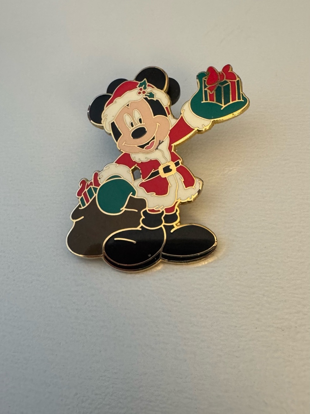 Disney Trading Pin 2005 Christmas Mickey Mouse Santa Holiday Present Pin